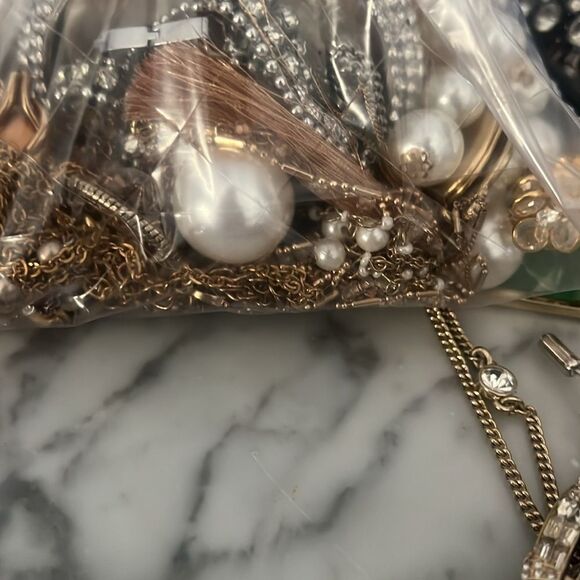 1 LB JEWELRY lots gold silver pearls rhinestone! Mostly wearable. - Picture 6 of 6